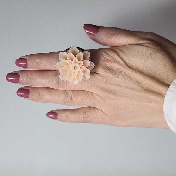 Elegant Floral Ring in Cream and Brasd Tone Size 7.25 - Picture 17 of 17
